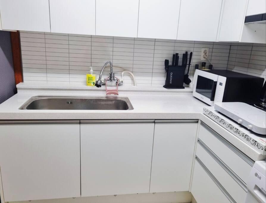 Seoul, 3 Rooms, Gimpo Airport, Free Parking, 1 Pm Check-out, Super Close To The Station, 10 People, Warm Accommodation, 4 Beds, Hongdae, Jongno, Myeongdong *