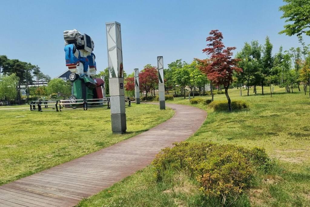 Seoul, 3 Rooms, Gimpo Airport, Free Parking, 1 Pm Check-out, Super Close To The Station, 10 People, Warm Accommodation, 4 Beds, Hongdae, Jongno, Myeongdong *