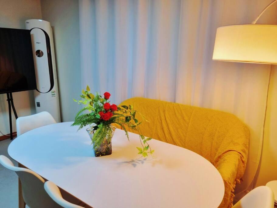 Seoul, 3 Rooms, Gimpo Airport, Free Parking, 1 Pm Check-out, Super Close To The Station, 10 People, Warm Accommodation, 4 Beds, Hongdae, Jongno, Myeongdong Seoul