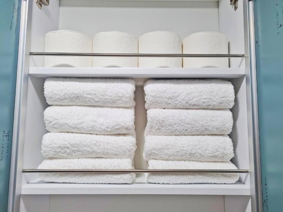 Apartment Seoul, 3 Rooms, Gimpo Airport, Free Parking, 1 Pm Check-out, Super Close To The Station, 10 People, Warm Accommodation, 4 Beds, Hongdae, Jongno, Myeongdong *