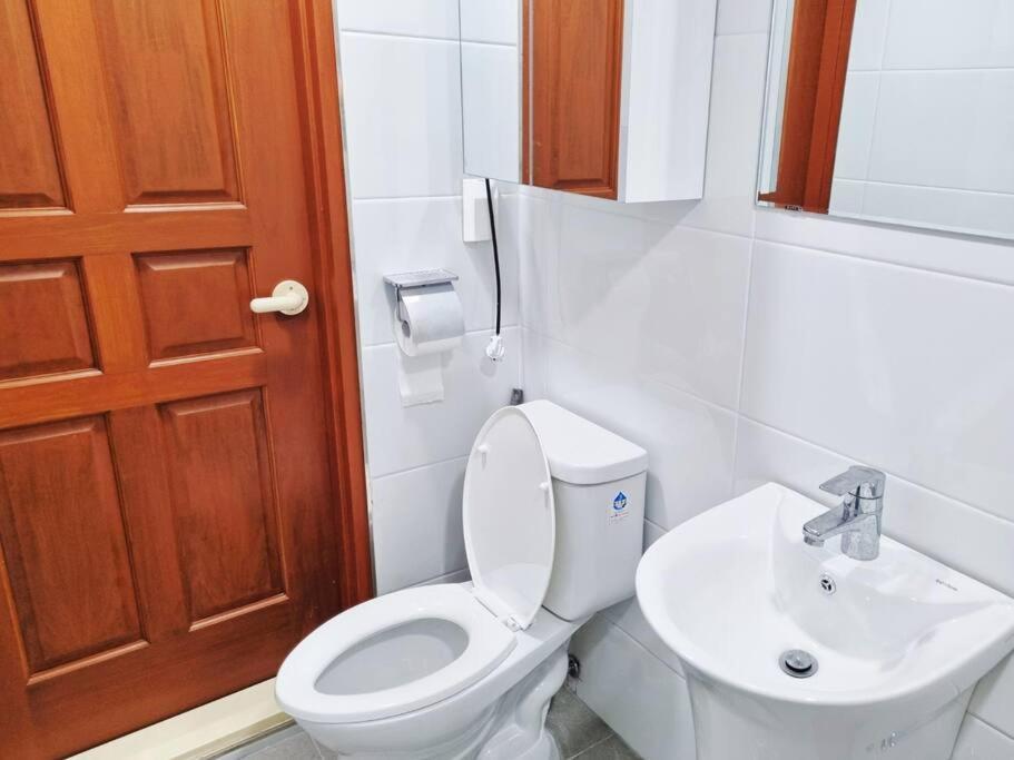 Seoul, 3 Rooms, Gimpo Airport, Free Parking, 1 Pm Check-out, Super Close To The Station, 10 People, Warm Accommodation, 4 Beds, Hongdae, Jongno, Myeongdong Apartment *
