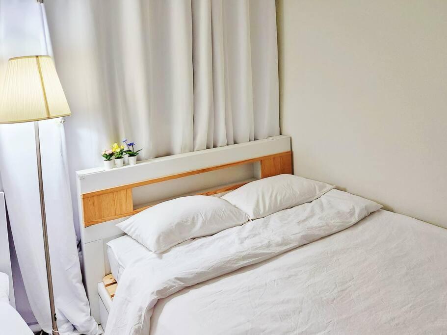 Seoul, 3 Rooms, Gimpo Airport, Free Parking, 1 Pm Check-out, Super Close To The Station, 10 People, Warm Accommodation, 4 Beds, Hongdae, Jongno, Myeongdong Apartment