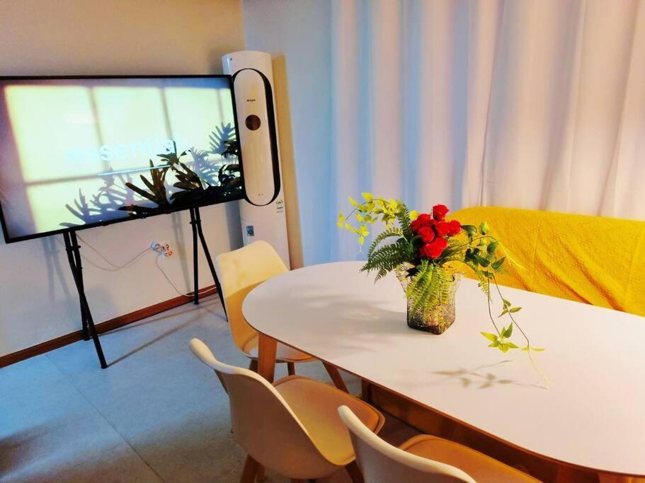 Apartment Seoul, 3 Rooms, Gimpo Airport, Free Parking, 1 Pm Check-out, Super Close To The Station, 10 People, Warm Accommodation, 4 Beds, Hongdae, Jongno, Myeongdong