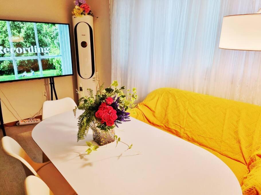 Seoul, 3 Rooms, Gimpo Airport, Free Parking, 1 Pm Check-out, Super Close To The Station, 10 People, Warm Accommodation, 4 Beds, Hongdae, Jongno, Myeongdong Apartment *