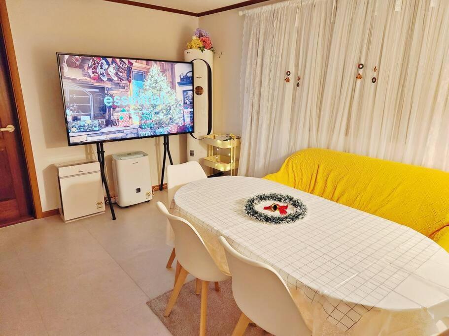 Apartment Seoul, 3 Rooms, Gimpo Airport, Free Parking, 1 Pm Check-out, Super Close To The Station, 10 People, Warm Accommodation, 4 Beds, Hongdae, Jongno, Myeongdong *