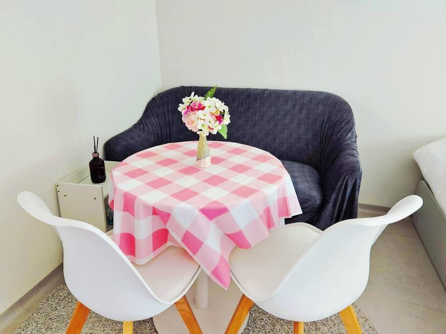 Seoul, 3 Rooms, Gimpo Airport, Free Parking, 1 Pm Check-out, Super Close To The Station, 10 People, Warm Accommodation, 4 Beds, Hongdae, Jongno, Myeongdong