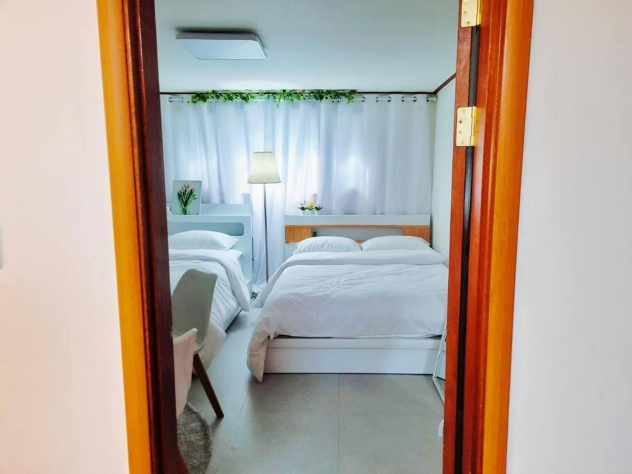 Seoul, 3 Rooms, Gimpo Airport, Free Parking, 1 Pm Check-out, Super Close To The Station, 10 People, Warm Accommodation, 4 Beds, Hongdae, Jongno, Myeongdong Apartment *