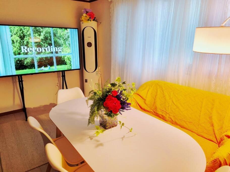 Seoul, 3 Rooms, Gimpo Airport, Free Parking, 1 Pm Check-out, Super Close To The Station, 10 People, Warm Accommodation, 4 Beds, Hongdae, Jongno, Myeongdong *
