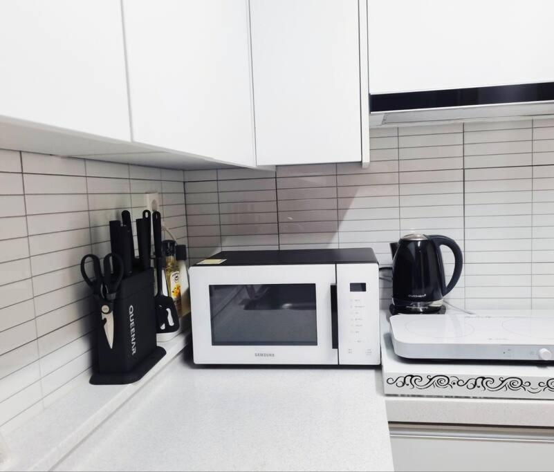 Seoul, 3 Rooms, Gimpo Airport, Free Parking, 1 Pm Check-out, Super Close To The Station, 10 People, Warm Accommodation, 4 Beds, Hongdae, Jongno, Myeongdong