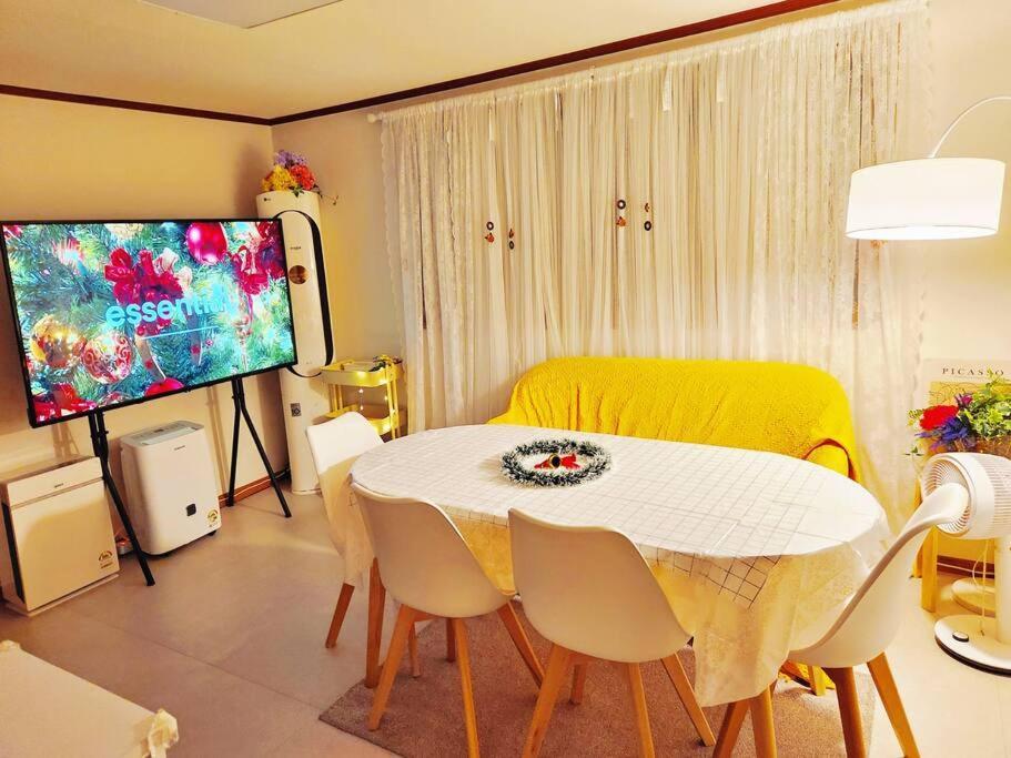 Apartment Seoul, 3 Rooms, Gimpo Airport, Free Parking, 1 Pm Check-out, Super Close To The Station, 10 People, Warm Accommodation, 4 Beds, Hongdae, Jongno, Myeongdong